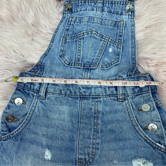 Divided size 2 jean short overalls with a distressed style - Picture 11 of 16